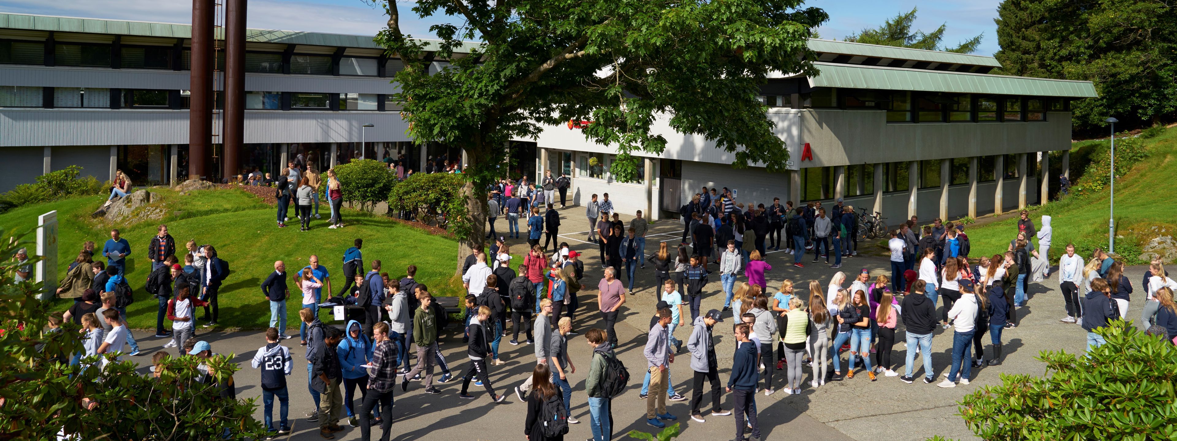 Ein forsommardag med mykje folk utanfor A-bygget.