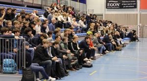 Tribune langs eine veggen i Fana Arena, full av elevar og lærarar.